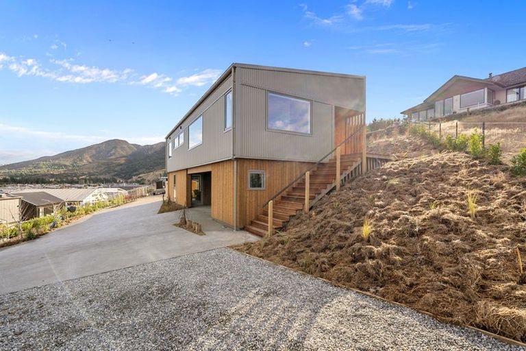 Photo of property in 33 Tomtit Crescent, Lake Hawea, 9382