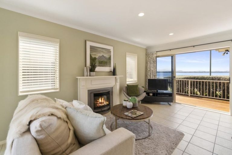 Photo of property in 14 Longbush Road, Te Atatu Peninsula, Auckland, 0610