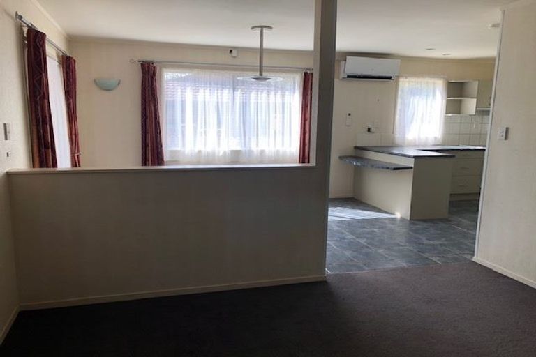 Photo of property in 8 Donzella Place, Conifer Grove, Takanini, 2112