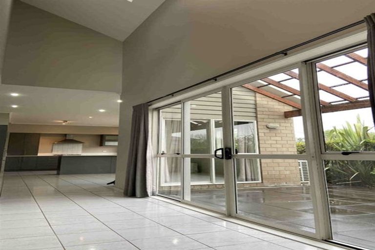 Photo of property in 5 Canyon Drive, Oteha, Auckland, 0632