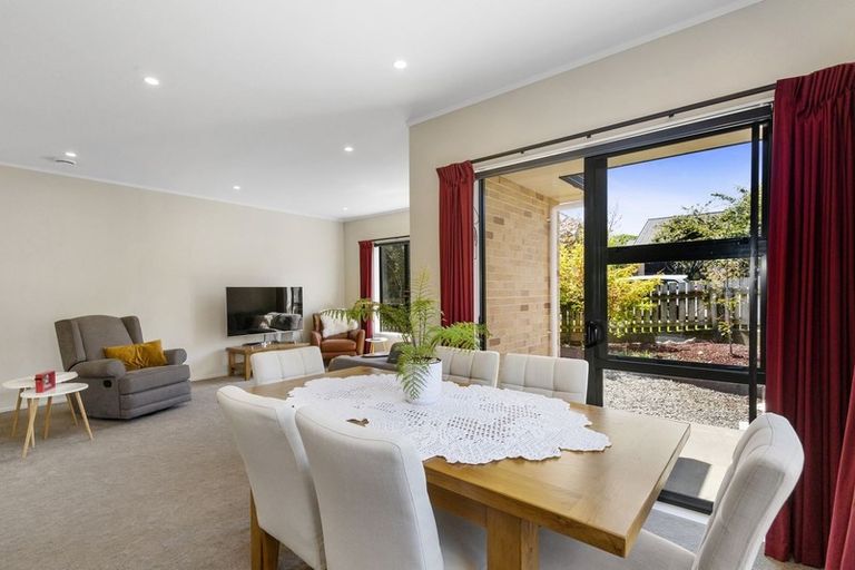 Photo of property in 5 Ranui Terrace, Tawa, Wellington, 5028