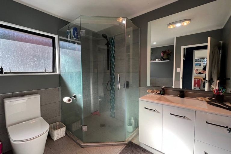 Photo of property in 1/3 Fernlea Rise, Bayview, Auckland, 0629