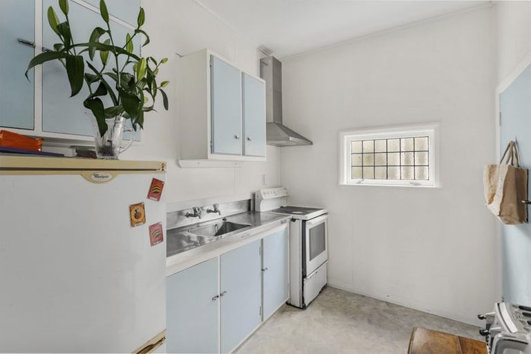 Photo of property in 142 Kelburn Parade, Kelburn, Wellington, 6012