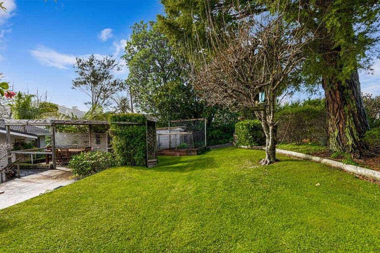 Photo of property in 22 Opanuku Road, Henderson Valley, Auckland, 0612