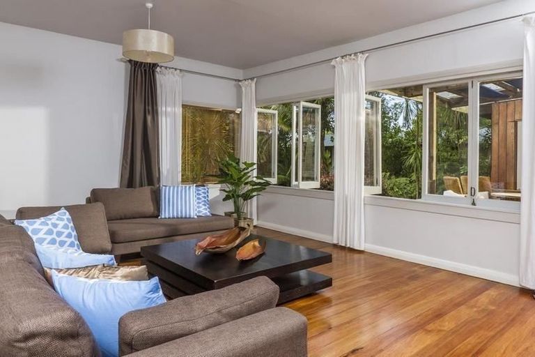 Photo of property in 34 Sandown Road, Rothesay Bay, Auckland, 0630