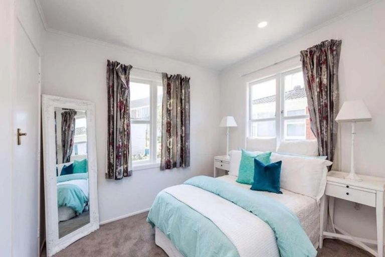 Photo of property in 2/18 Fowler Street, Northcote, Auckland, 0627