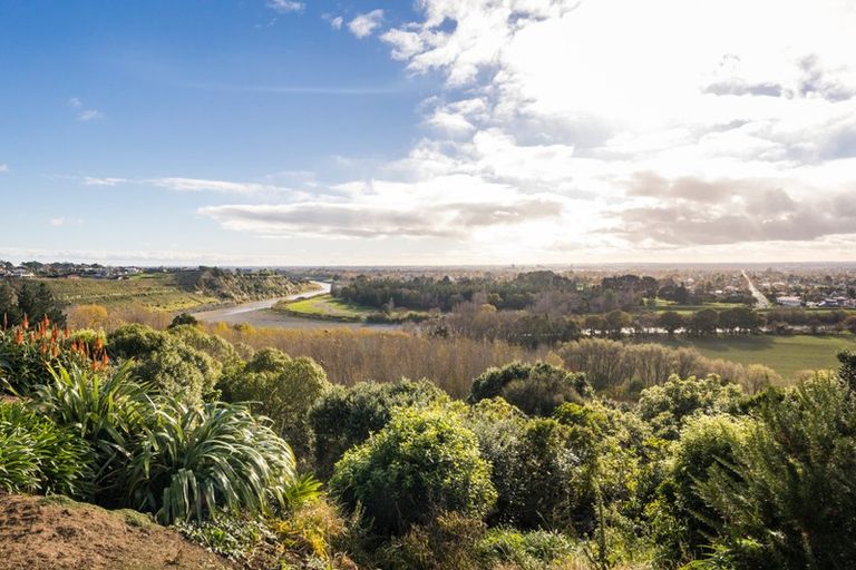 Photo of property in 38 Titirangi Drive, Fitzherbert, Palmerston North, 4471