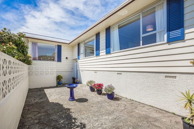 Photo of property in 1 Zande Terrace, Tawa, Wellington, 5028
