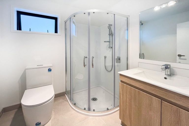 Photo of property in 70 Rauemi Way, Te Atatu South, Auckland, 0610