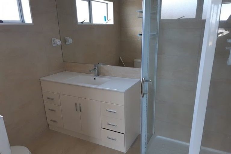 Photo of property in 102 Tamahere Drive, Glenfield, Auckland, 0629