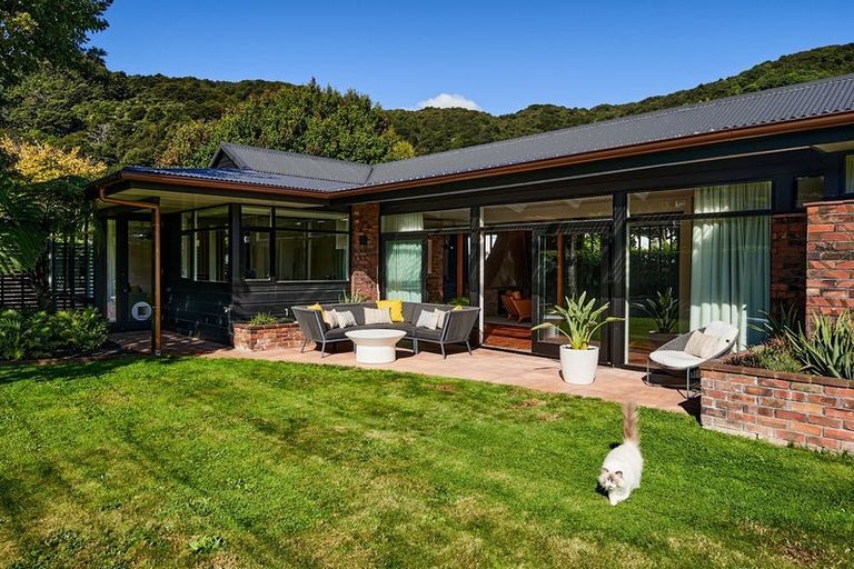 Photo of property in 27 Cheviot Road, Lowry Bay, Lower Hutt, 5013