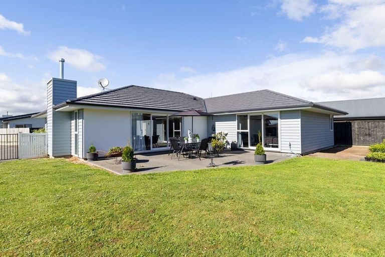 Photo of property in 111 Johnstone Drive, Fitzherbert, Palmerston North, 4410