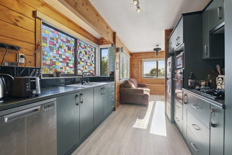 Photo of property in 5 Kaipara Crescent, Helensville, 0800