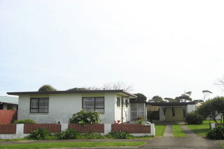 Photo of property in 9 Airedale Place, Waitara, 4320