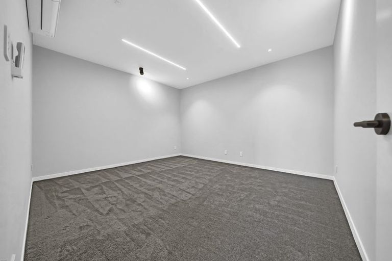 Photo of property in 28 Roxborough Place, East Tamaki Heights, Auckland, 2016