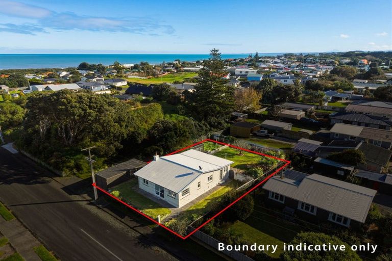 Photo of property in 15 Taupata Street, Castlecliff, Whanganui, 4501