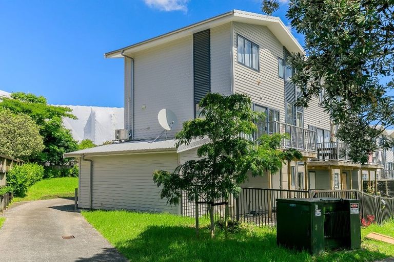 Photo of property in 3/5 John Jennings Drive, Oteha, Auckland, 0632