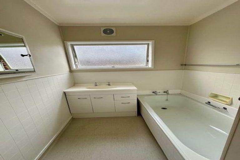 Photo of property in 1/33 Castor Bay Road, Castor Bay, Auckland, 0620