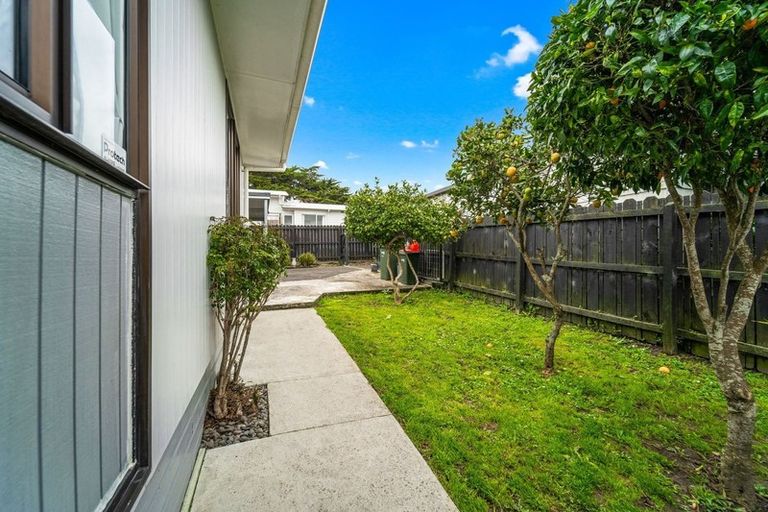Photo of property in 2/4 Hanson Place, West Harbour, Auckland, 0618