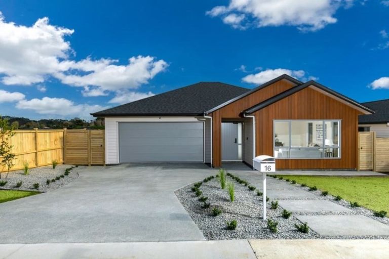Photo of property in 16 Gilbransen Road, Kumeu, 0810