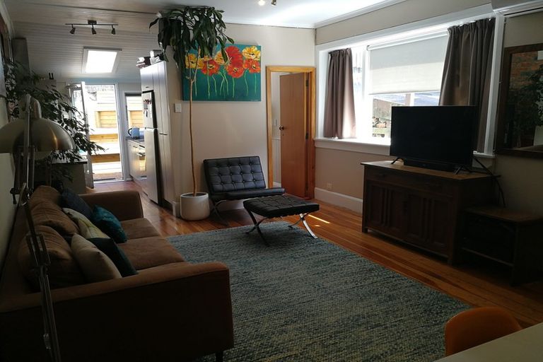 Photo of property in 180 Sutherland Road, Lyall Bay, Wellington, 6022