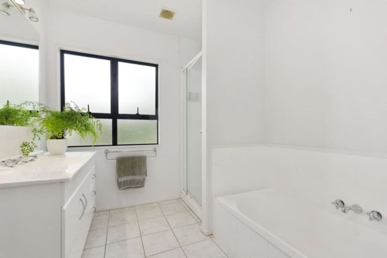 Photo of property in 18 Javelin Place, West Harbour, Auckland, 0618