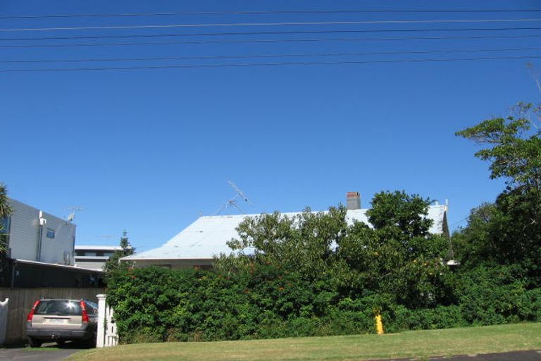 Photo of property in 19 Muritai Road, Milford, Auckland, 0620