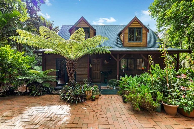 Photo of property in 34 Kauri Point Road, Laingholm, Auckland, 0604