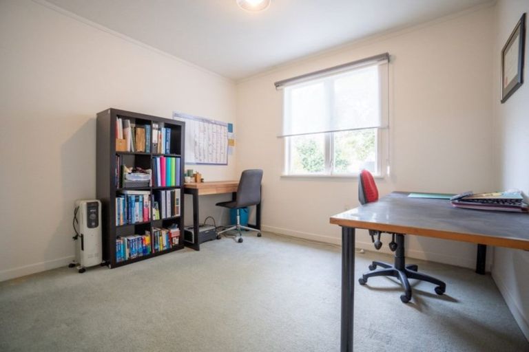 Photo of property in 17 Antrim Place, Hokowhitu, Palmerston North, 4410