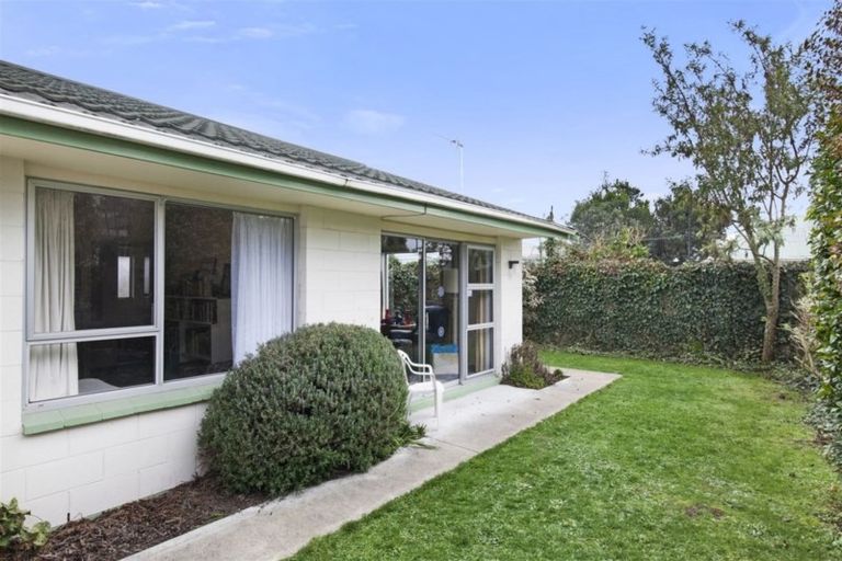 Photo of property in 2/139 Weston Road, St Albans, Christchurch, 8052