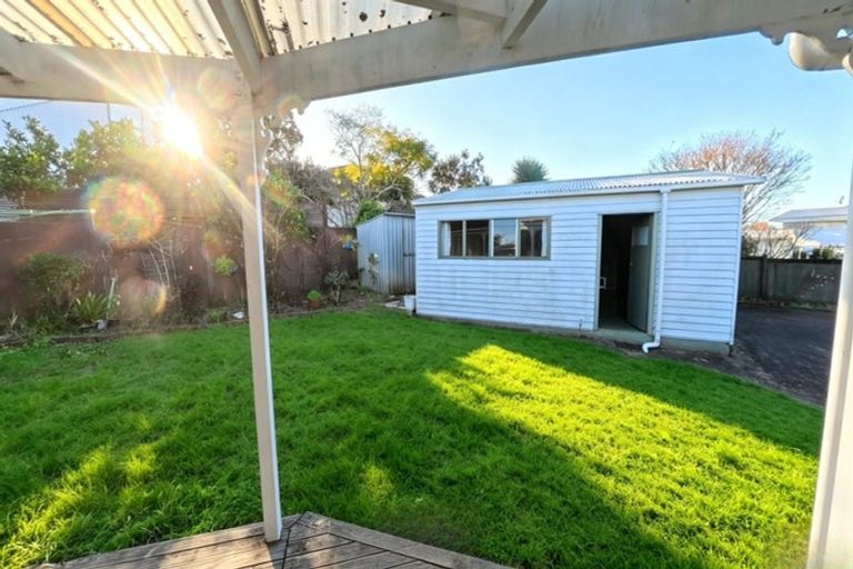 Photo of property in 8 Taha Road, Te Atatu South, Auckland, 0610