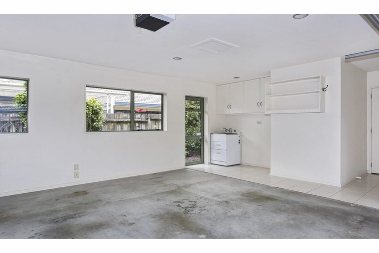 Photo of property in 9 Len Garlick Place, Pahurehure, Papakura, 2113