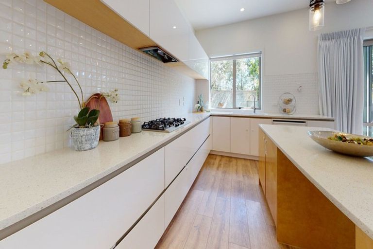 Photo of property in 39 Scarlet Oak Drive, Schnapper Rock, Auckland, 0632