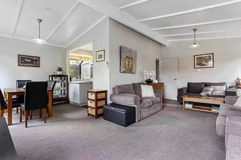 Photo of property in 17 Castleford Street, Green Bay, Auckland, 0604