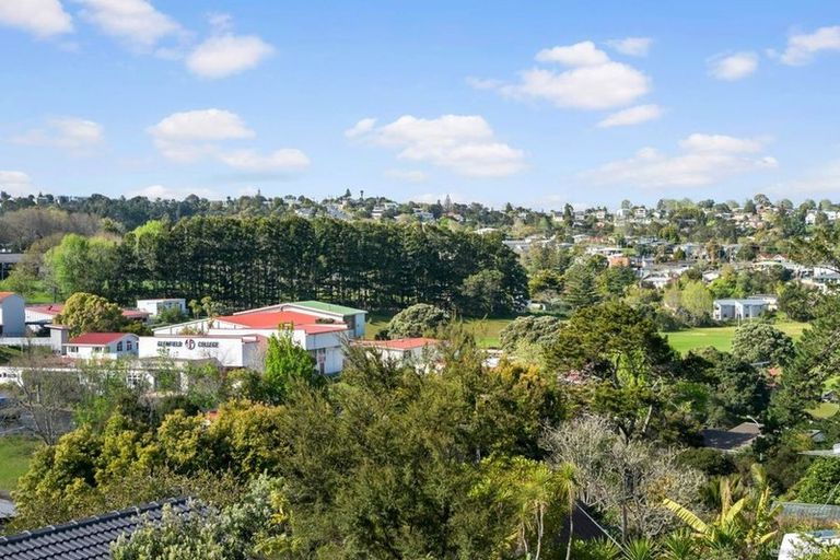 Photo of property in 1/8 Mcquoid Place, Glenfield, Auckland, 0629