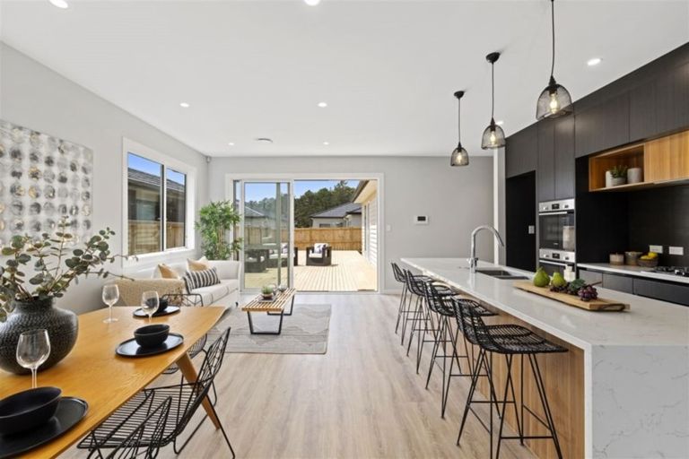 Photo of property in 13 Vinistra Road, Kumeu, 0810