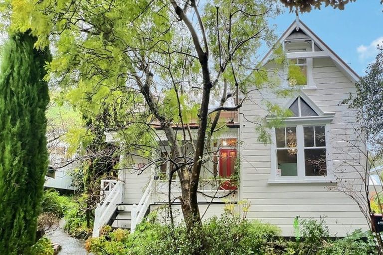 Photo of property in 37 Milton Road, Bluff Hill, Napier, 4110