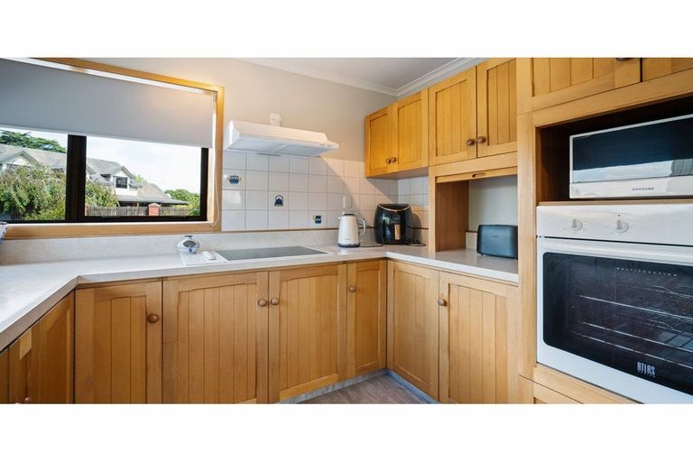 Photo of property in 2 Elsom Lane, Avonhead, Christchurch, 8042