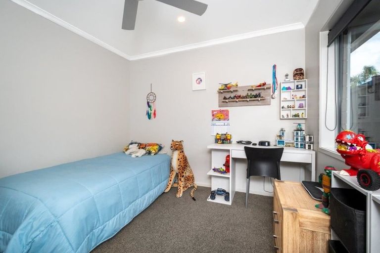 Photo of property in 17 Eric Farley Drive, Kumeu, 0810