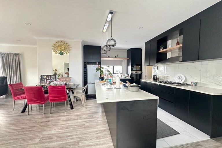 Photo of property in 18 Noia Way, Karaka, Papakura, 2113