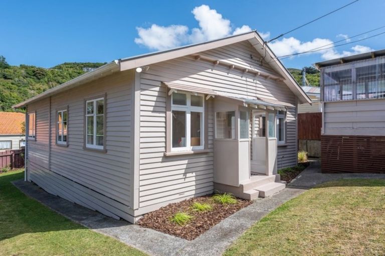 Photo of property in 87 Parkvale Road, Karori, Wellington, 6012