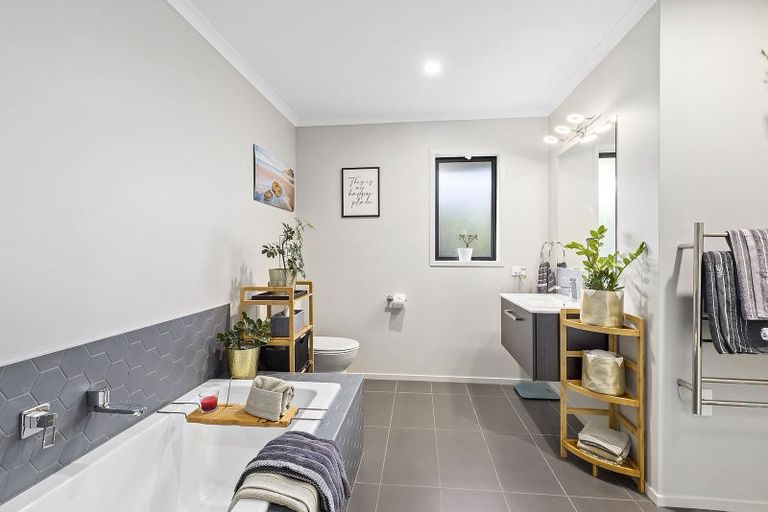 Photo of property in 14 Mooring Close, Whitby, Porirua, 5024