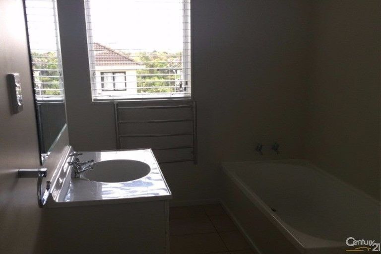 Photo of property in 1/64 Gosford Drive, Botany Downs, Auckland, 2010