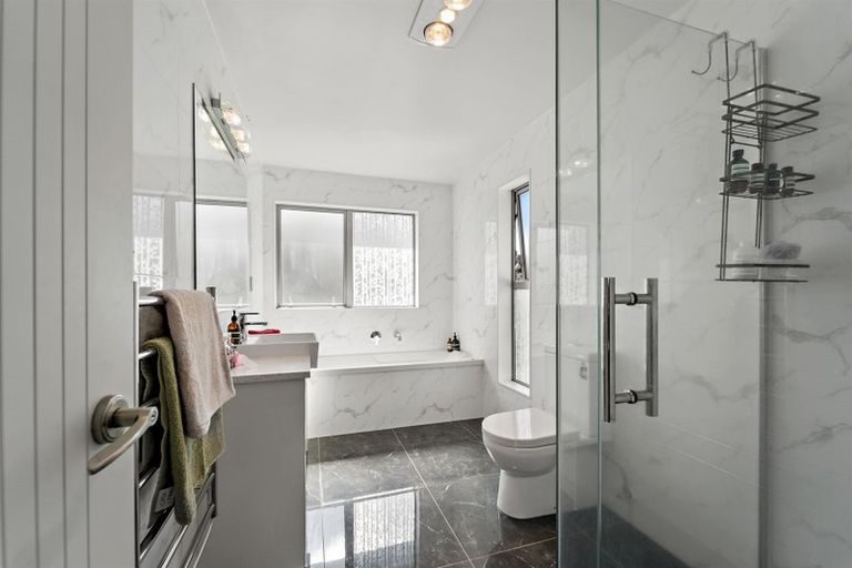 Photo of property in 25 Ballyboe Place, Pinehill, Auckland, 0632