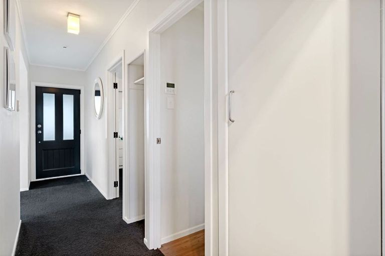 Photo of property in 4 Rixon Place, Te Atatu Peninsula, Auckland, 0610