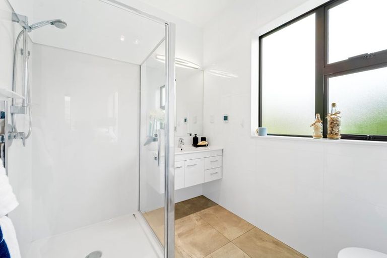 Photo of property in 29 Syd Grant Crescent, Orewa, 0931