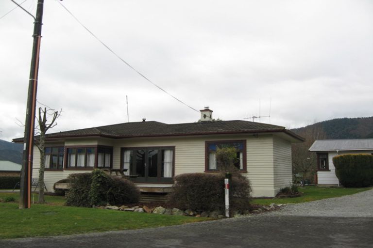 Photo of property in 22 Cromwell Street, Murchison, 7007