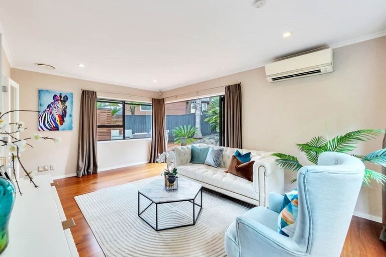 Photo of property in 1/31 Deverell Place, Northcross, Auckland, 0632