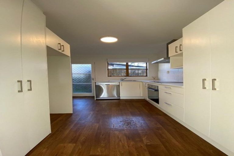 Photo of property in 3/9 Fuchsia Place, Birkdale, Auckland, 0626