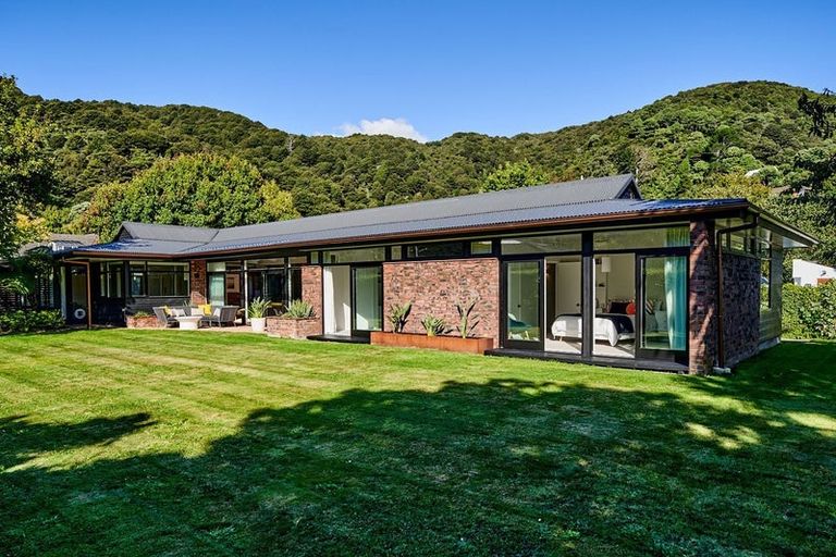 Photo of property in 27 Cheviot Road, Lowry Bay, Lower Hutt, 5013